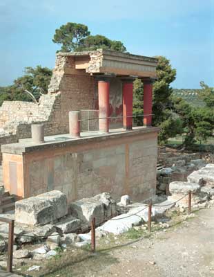 This reconstruction shows the type of structues and typical decorations.
